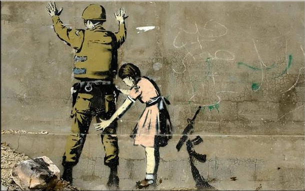 Banksyjev mural na kojem curica pregledava vojnika pored slomljene puške.